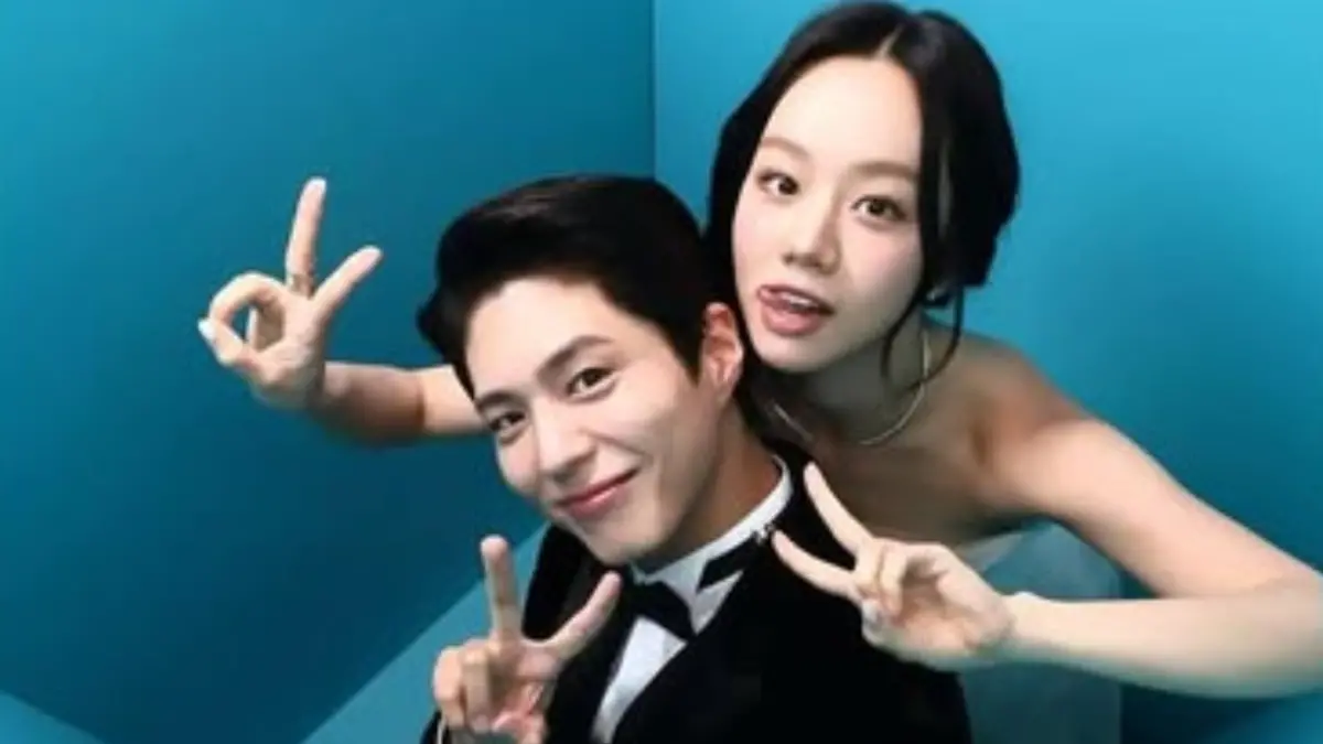 ▲韓星惠利、朴寶劍在《請回答1988》組成的「澤善CP」受到許多人喜愛。今（6）日惠利（右）在社群上傳了和朴寶劍（左）在百想藝術大賞後台所拍的照片，手摸臉、比耶等超甜互動，吸引超過60萬人點讚。（圖／惠利IG）