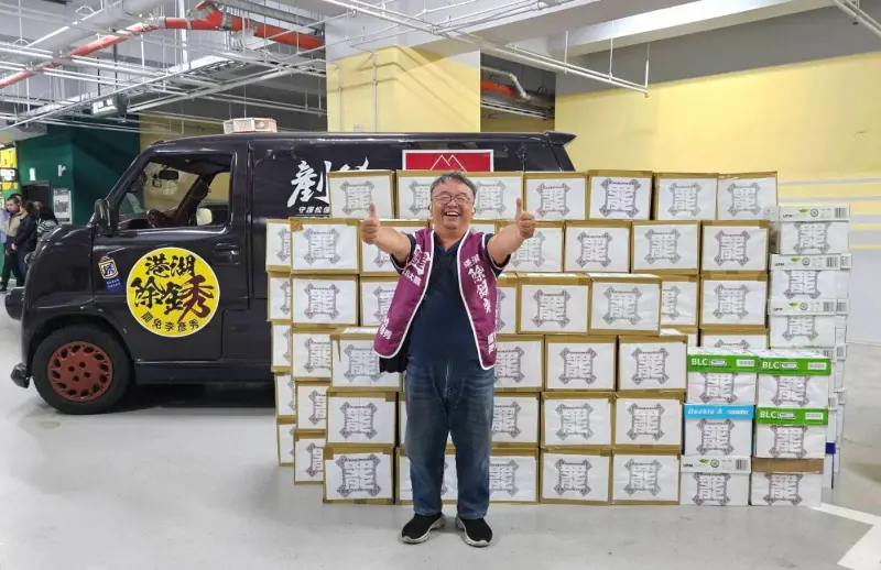 ▲罷免藍委李彥秀團體「港湖除銹」今（6）日上午正式向台北市選舉委員會提交第二階段連署書。（港湖除銹提供）