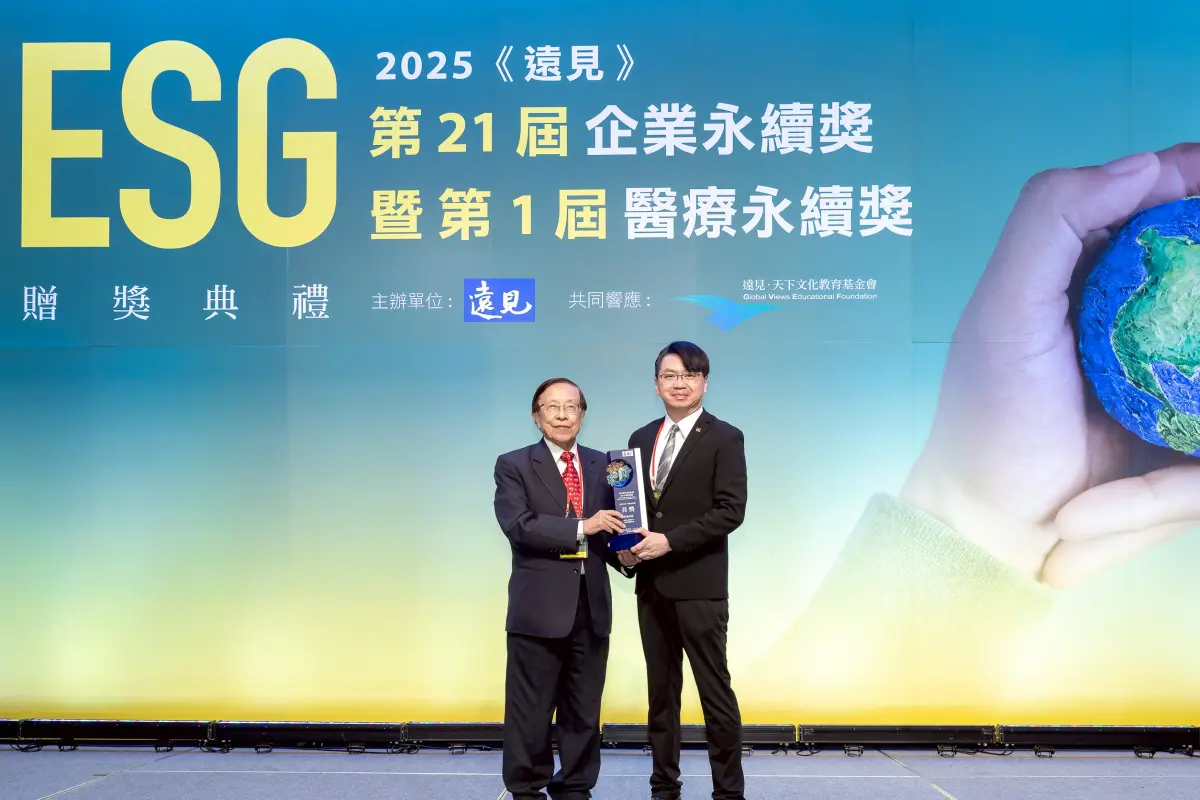 ▲信義房屋獲遠見ESG企業永續獎三項大獎肯定，更憑藉「啟動人生續航力 銀閃閃服務計畫」獲「樂齡友善組」傑出方案首獎，以「幸福感極大化，照顧負擔極小化」為宗旨，鼓勵長者主動參與生活設計與社會貢獻。信義房屋由副總經理信泓浚代表領獎。（圖／信義房屋提供）