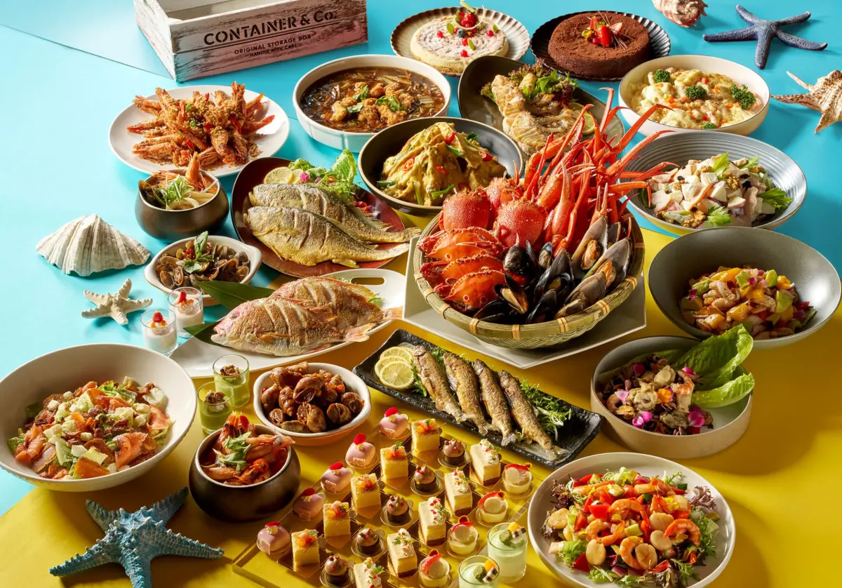 ▲5月報稅季吃到飽更省錢！台北福華大飯店自助餐「彩虹座」5月15日起最多「降價250元」，周五晚餐從1800元降至1550元，餐期價格一覽。資深優惠下午茶1000→750元、平日第二人半價。（圖／台北福華大飯店提供）