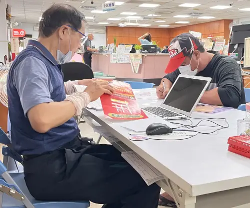 ▲高雄市政府海洋局查報員到區公所,協助向養殖戶宣導放養申報。(圖/高雄市政府海洋局提供) ▲高雄市政府海洋局查報員到區公所,協助向養殖戶宣導放養申報。(圖/高雄市政府海洋局提供)