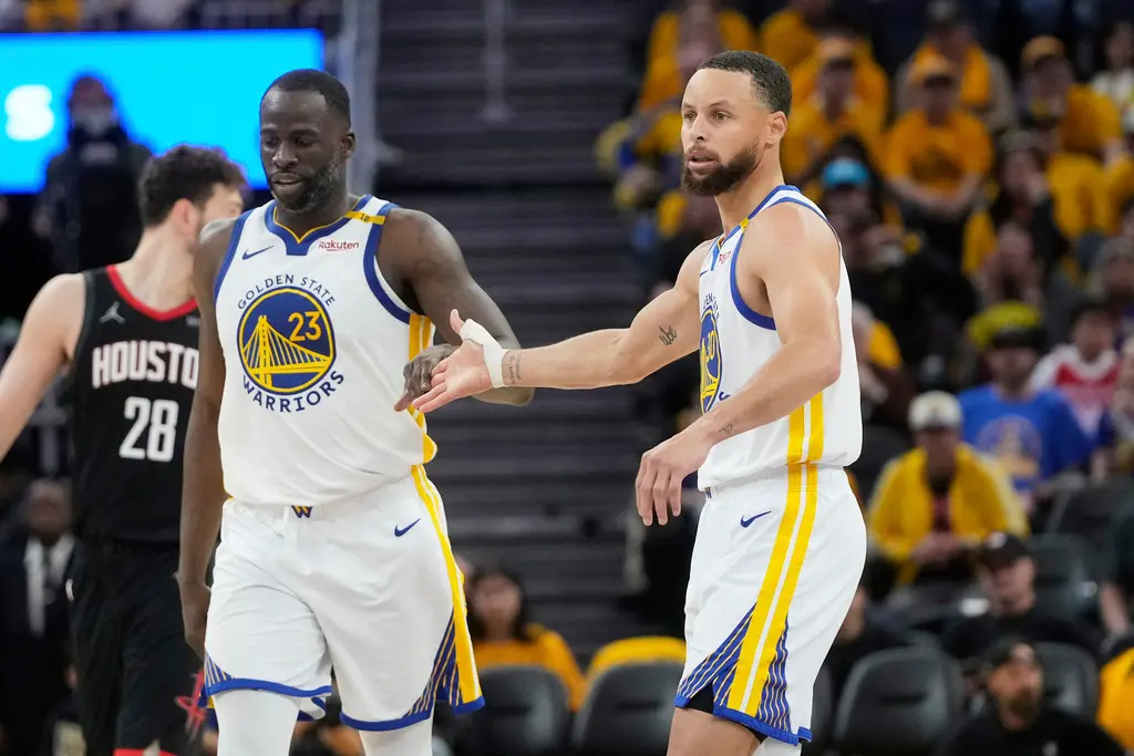 ▲NBA 8支季後賽球隊都有先發中鋒坐鎮，僅有金州勇士幾乎完全捨棄中鋒，打算用Draymond Green硬扛禁區劣勢。明日台灣時間5月7日，勇士就將面對灰狼雙塔Rudy Gobert、Julius Randle的強勢挑戰。（圖／美聯社／達志影像）