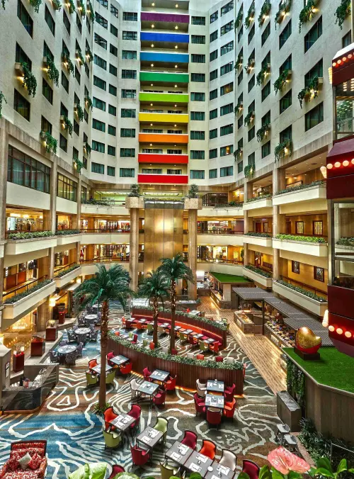 ▲台北福華大飯店自助餐「彩虹座」逆向操作，5月報稅季大降價。（圖／翻攝自台北福華大飯店FB）