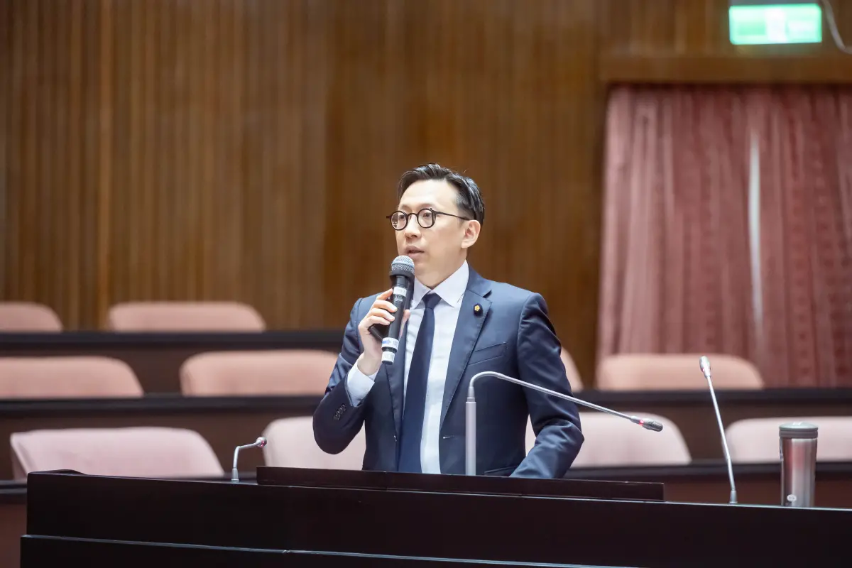 ▲國民黨立委葛如鈞感嘆，民進黨政府「跪族談判」一再在國際談判中讓步，造成台灣經濟虛空、產業外移。（圖／葛如鈞辦公室提供）