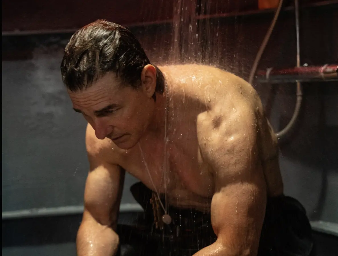 ▲湯姆克魯斯在《不可能的任務：最終清算》展露強健體格，62歲的肌肉讓網友自嘆弗如，直呼：「不敢相信他過了60歲。」該片在北美也面臨很強勁的票房競爭。（圖／摘自X）