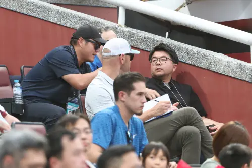 ▲日前徐若熙先發時，藍鳥隊駐日球探Frank Herrmann（白衣）也到桃園球場觀看。（圖／味全龍提供）