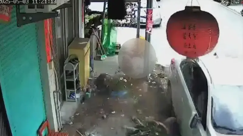 ▲屏東縣新埤鄉龍潭路段發生一起車禍，潘姓男子在自家門口遭撞重傷送醫。（圖／翻攝畫面）