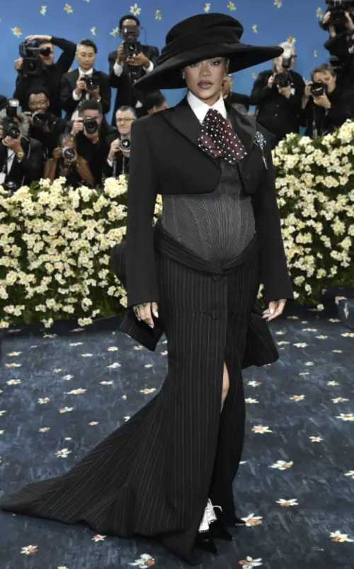 ▲蕾哈娜即將3度當媽,透過Met Gala首先公開。(圖/美聯社/達志影像) ▲蕾哈娜即將3度當媽,透過Met Gala首先公開。(圖/美聯社/達志影像)