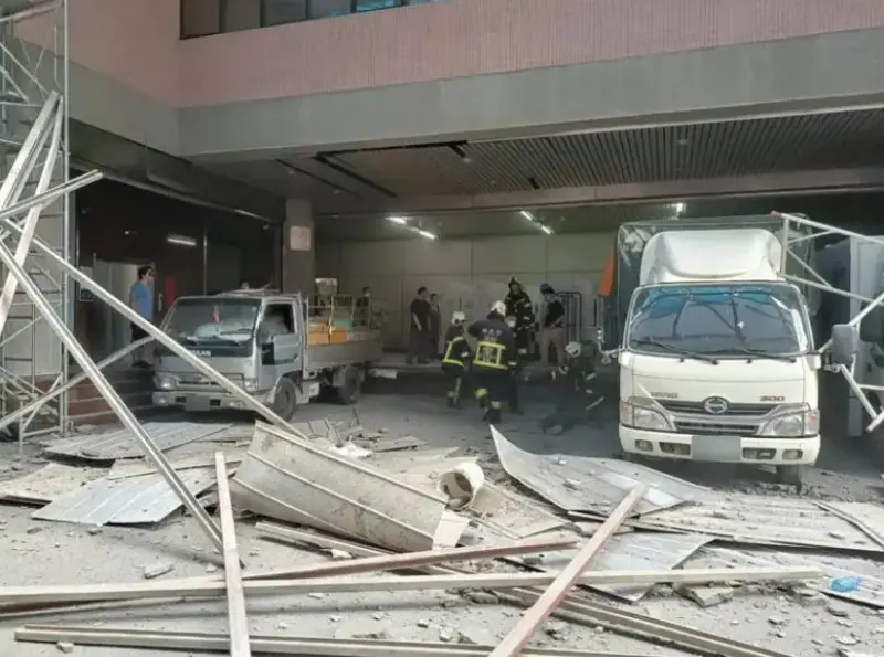 ▲新北市中和區立言街今天下午發生鷹架倒塌意外，2名工人從3樓高處墜落，救護人員到場救援。（圖／翻攝畫面）