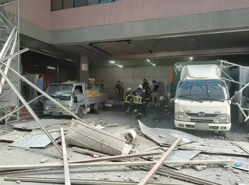 ▲新北市中和區立言街今天下午發生鷹架倒塌意外，2名工人從3樓高處墜落，救護人員到場救援。（圖／翻攝畫面）