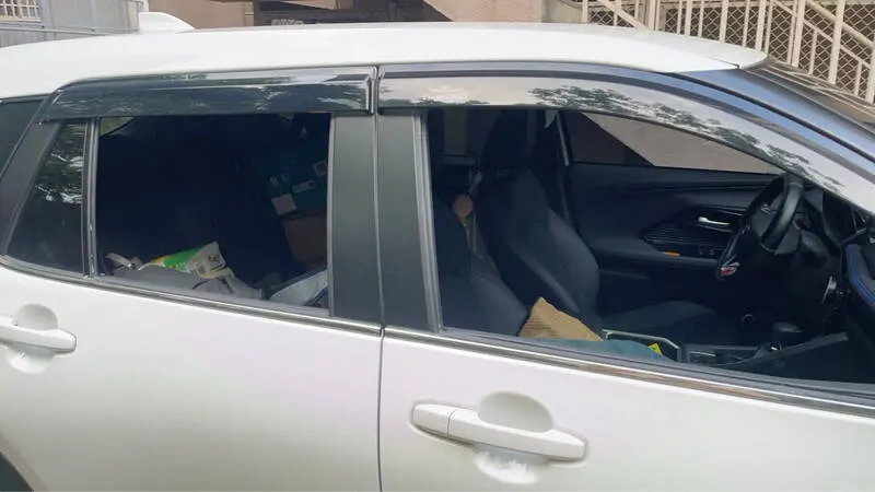 ▲中壢3天內2砸車行竊，情侶車停賣場名牌包被偷。（圖／翻攝畫面）