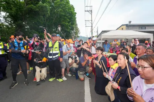 許淑華偕信眾在路邊跪地恭迎媽祖。(圖/取自許淑華FB) ▲許淑華偕信眾在路邊跪地恭迎媽祖。(圖/取自許淑華FB)