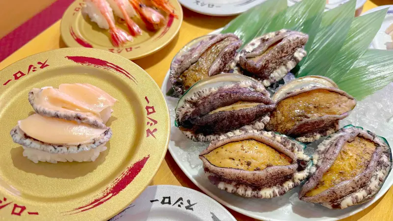 ▲壽司郎排球少年聯名周邊商品超搶手，「透卡(後半)」5款已有部分店舖完贈。母親節限定「蜜柑雪酪買一送一」；5/7新菜在台首賣「生食活鮑魚」，聯名「和海雞鹽拉麵」、提拉米蘇蒙布朗開吃。（圖／記者蕭涵云攝）