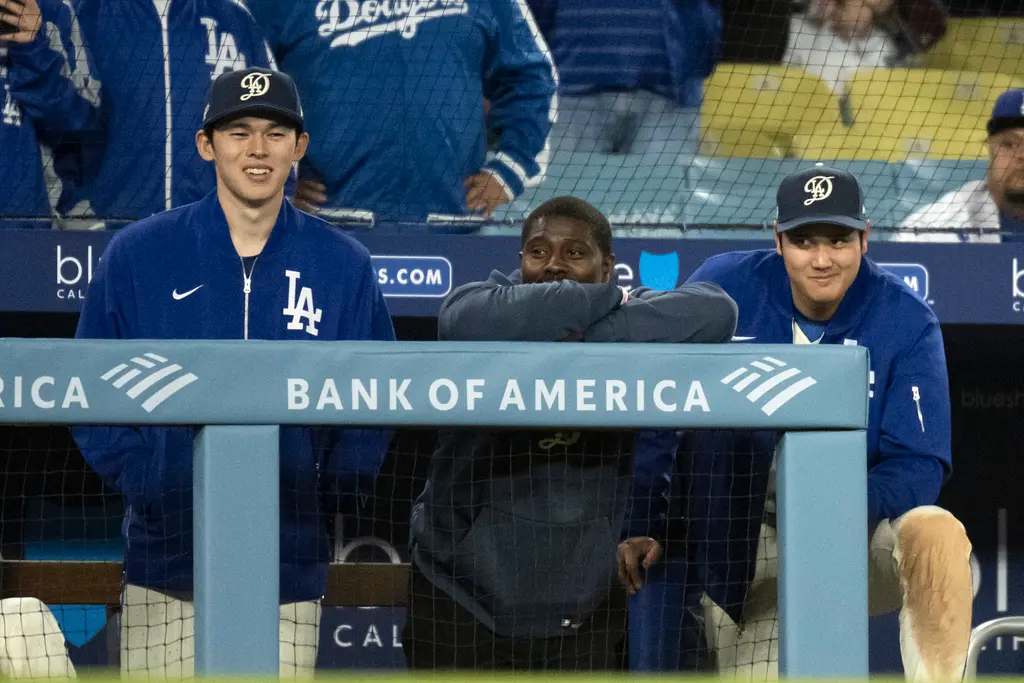 ▲賽後最吸睛的畫面，莫過於大谷翔平的一場「幼稚惡作劇」。這位日籍球星在球場上悄悄從後方拍了同胞佐佐木朗希的肩膀，趁其轉頭查看時從另一側竄逃，整人成功，逗得隊友哈哈大笑，也引起網友熱議。（圖／美聯社／達志影像）