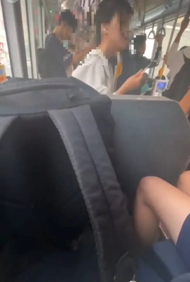 搭公車爆發口角！白衣女掏美工刀叫囂嗆聲高中生：再笑啊