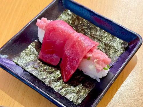 ▲豪邁開吃「奢華黑鮪魚中腹海苔包」，雙重口感有夠滿足。（圖／記者蕭涵云攝）