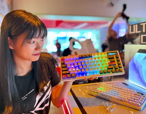 ▲ROG Azoth X電競鍵盤搭配星際風格半透明PBT鍵帽，RGB燈效從三面暈染更加酷炫。（圖／記者周淑萍攝）