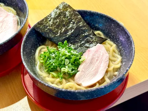 ▲壽司郎聯名「和海雞鹽拉麵」，讓本來說只吃一口的記者，整碗吃完。（圖／記者蕭涵云攝）