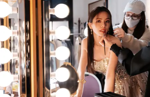 ▲宋芸樺(左)在台北電影節的廣告影片中展現亮麗丰采。(圖/台北電影節提供) ▲宋芸樺(左)在台北電影節的廣告影片中展現亮麗丰采。(圖/台北電影節提供)