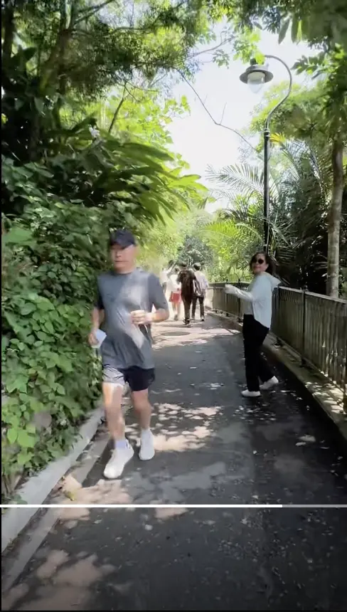 梁朝偉跑步時被巧遇,肚子微凸。(圖/翻攝自小紅書) ▲梁朝偉跑步時被巧遇,肚子微凸。(圖/翻攝自小紅書)