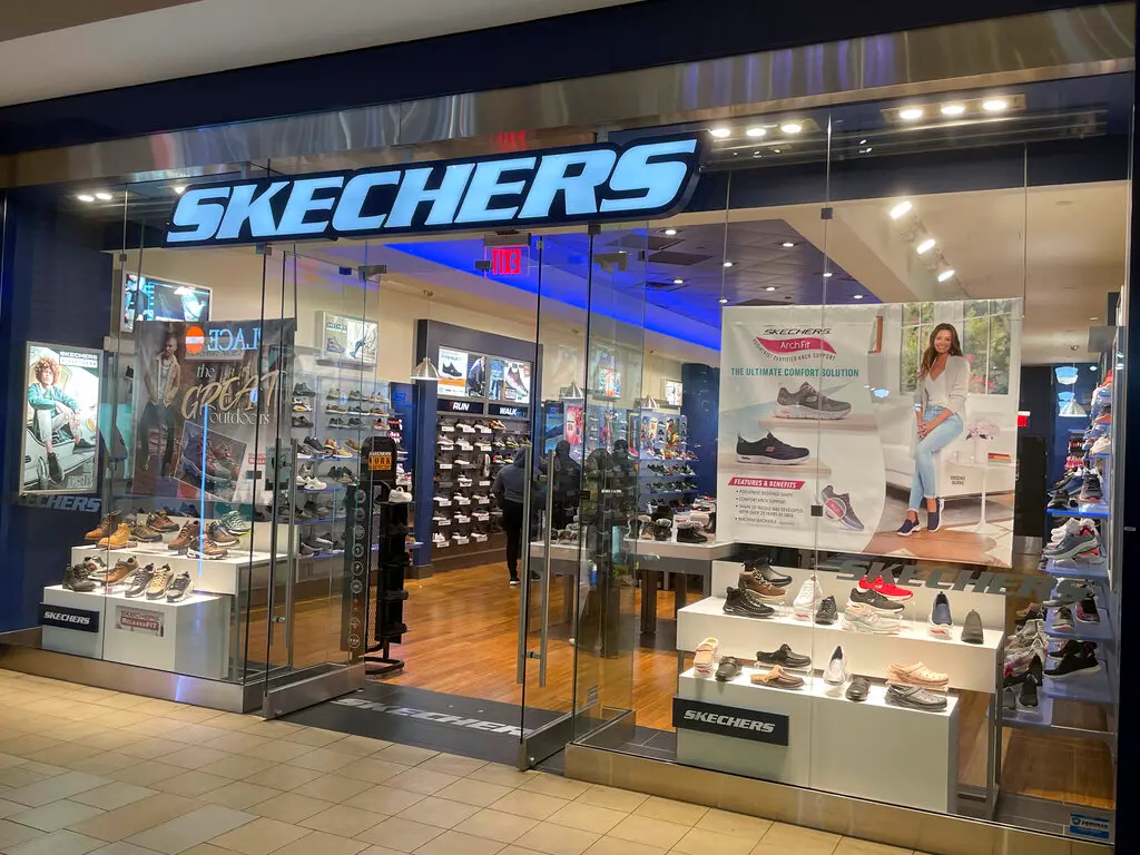 ▲全球知名鞋業巨頭Skechers於5日宣布，將以約94億美元的價格，轉售給國際投資公司「3G Capital」，交易完成後將轉為私人持股，從公開市場下市。（圖／美聯社／達志影像）