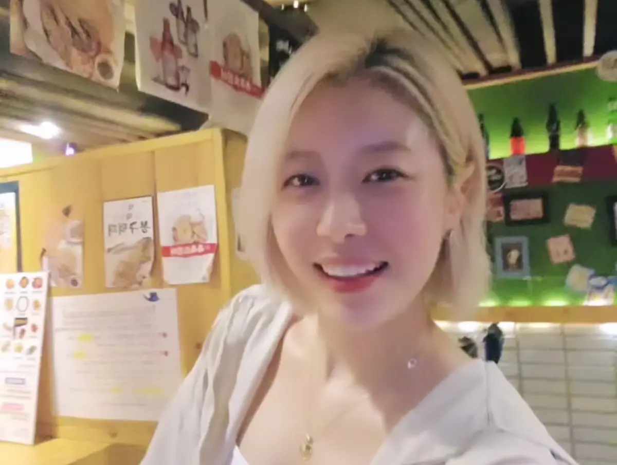 ▲42歲韓國女星全世賢日前收到騷擾私訊，對方表示一個月內約會2次的話可以給她5000韓幣，讓她氣到公開警告對方，還說再有下次就報警。（圖／全世賢 IG）