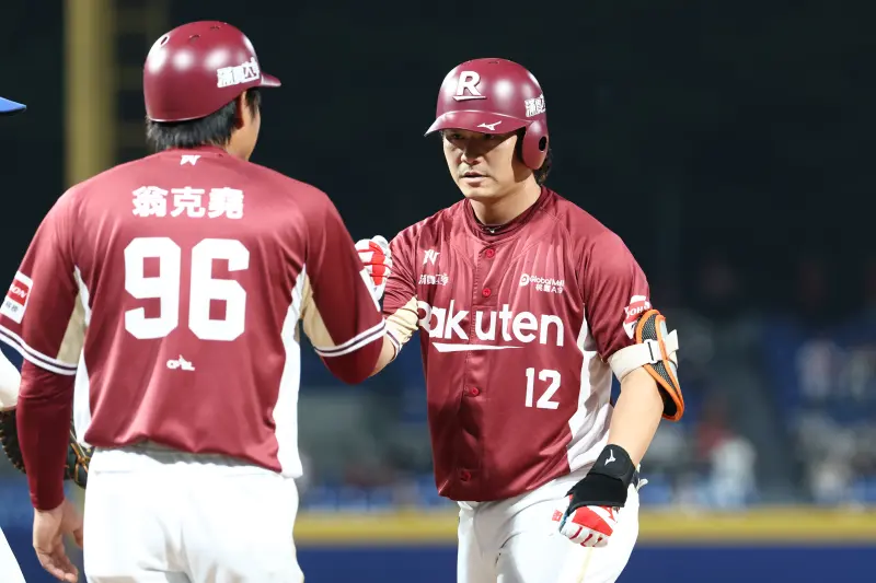 ▲樂天桃猿吳桀睿本季兼任二軍打擊教練，今日升上一軍在第2打擊敲出本季首安。（圖／樂天桃猿提供）