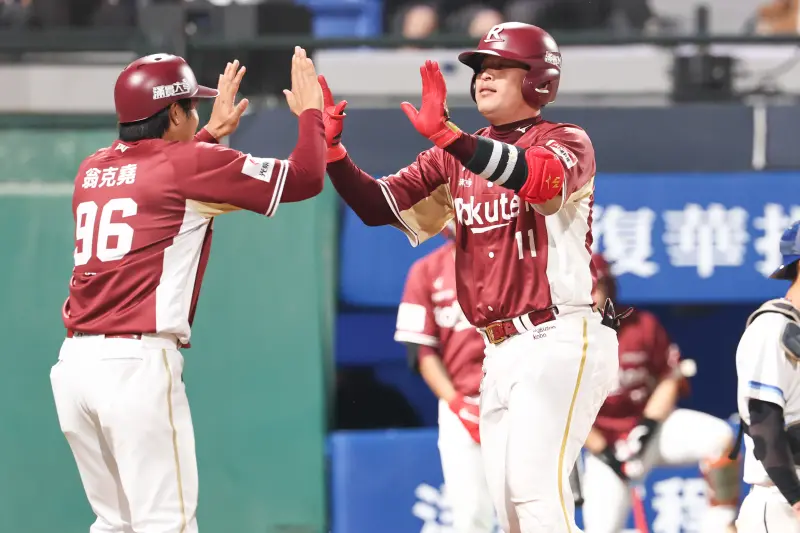 ▲樂天桃猿今日林泓育敲出本季首轟，幫助球隊以5：1擊退富邦悍將。（圖／樂天桃猿提供）