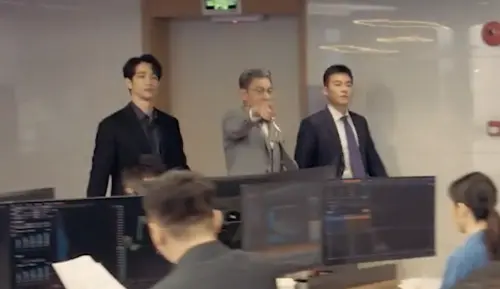 ▲劉以豪（後排左起）、劉德華、歐豪在《獵金·遊戲》中同台合作。（圖／華映娛樂提供）