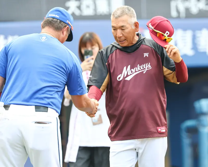 ▲樂天桃猿本季對戰富邦悍將仍未吞下敗績，總教練古久保健二（右）表示，球隊做好自己本分即可。（圖／樂天桃猿提供）