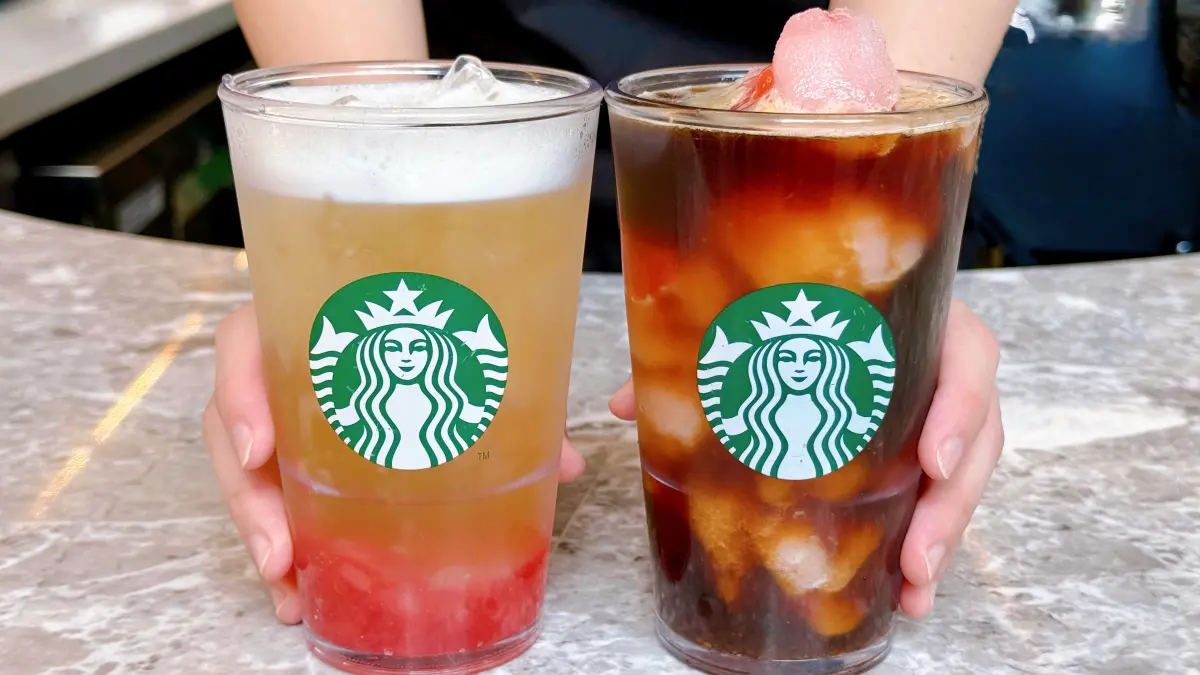 ▲母親節寵愛媽媽今「星巴克買一送一」咖啡優惠！連續3天全台門市LOVE MOM集團同慶第二杯半價、母親節套餐520元。85度C「幸福花語」6款母親節蛋糕預購85折；指定飲料2杯特價99元一覽。（圖／記者蕭涵云攝）