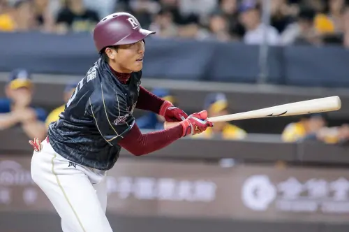 樂天桃猿成晉是資深「勇迷」,他坦言勇士在次輪會非常辛苦,但仍私心希望勇士晉級。(圖/樂天桃猿提供) ▲樂天桃猿成晉是資深「勇迷」,他坦言勇士在次輪會非常辛苦,但仍私心希望勇士晉級。(圖/樂天桃猿提供)