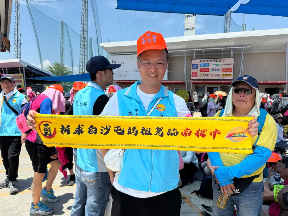 ▲南投市長張嘉哲日前和太太在拱天宮擲筊，獲得連續三個聖筊，雖然目前白沙屯媽祖還沒到南投市，但進入南投縣已讓信眾相當歡喜。（圖／取自張嘉哲臉書）