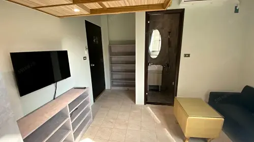 ▲台南出現一間奇特租屋，床竟然掛在天花板上，被網友笑稱是「頂級樓中樓」。（圖／翻攝自591租屋網）