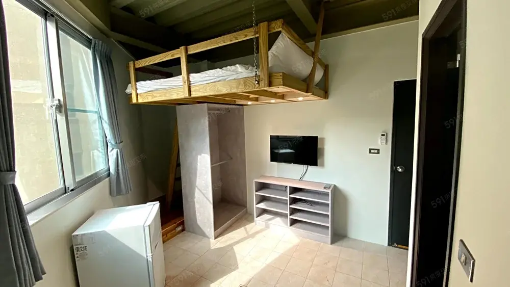 ▲台南奇特租屋格局，床就掛在天花板上，底下用了一個櫃子撐著，增加穩固性。（圖／翻攝自591租屋網）