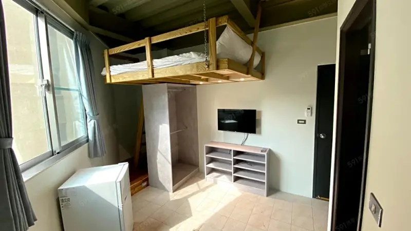 ▲台南奇特租屋格局，床就掛在天花板上，底下用了一個櫃子撐著，增加穩固性。（圖／翻攝自591租屋網）