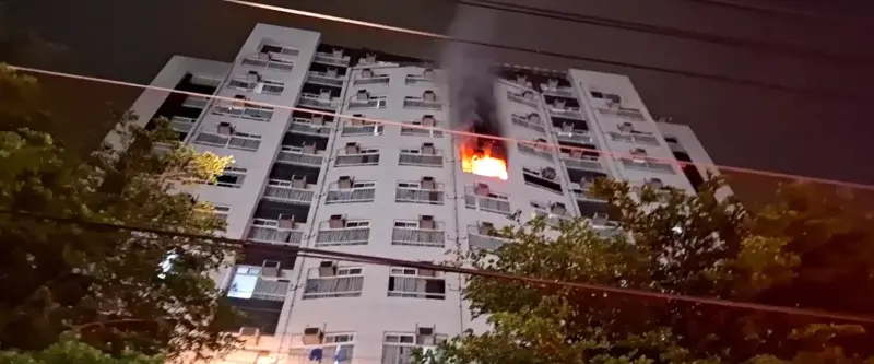 影／移工宿舍大樓竄火舌！緊急疏散520人　幸無人傷亡