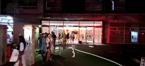 ▲台南善化一棟移工宿舍6日晚間發生火警，520人驚恐逃生，所幸無人傷亡。（圖／台南市消防局提供）