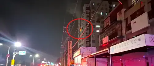 ▲台南善化一棟移工宿舍6日晚間發生火警，大樓竄出火舌，所幸無人傷亡。（圖／台南市消防局提供）