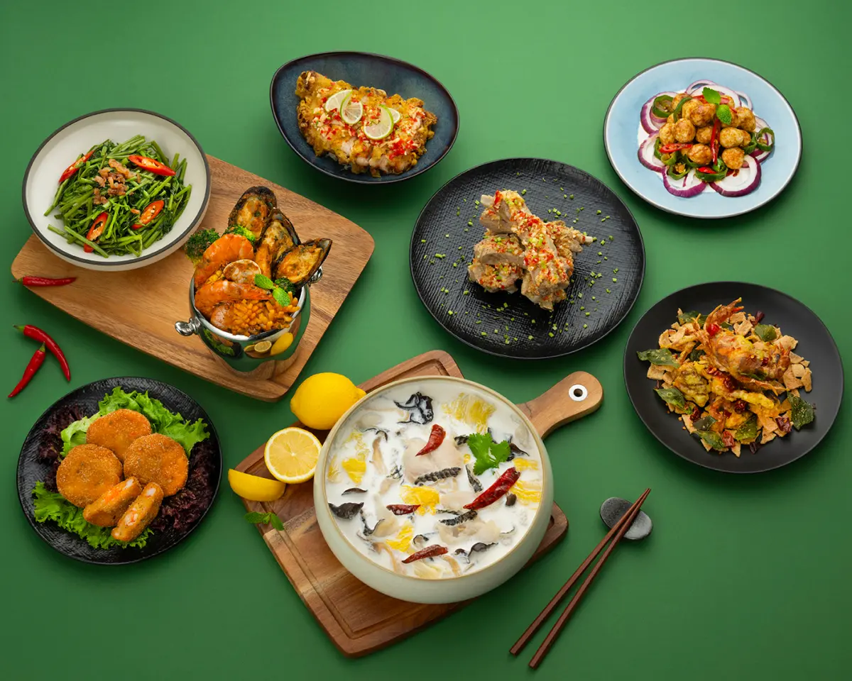 ▲春申食府集團新推南洋料理品牌「享。THAI」正式進駐「 LaLaport 南港」，開幕期間來店點用雙人或多人套餐，即贈招牌黃金蝦餅或小火山排骨， 結帳滿千元即贈300元加菜金，另有壽星優惠。（圖／「享。THAI」提供）