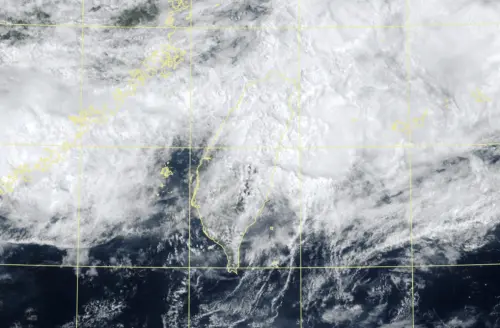 ▲鋒面正在台灣上空，全台各地雲量偏多，北台灣雨勢較明顯。（圖／中央氣象署）