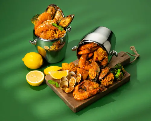 小霸王海鮮桶,靈感來自美式漁夫海鮮桶,吃得到豐富海鮮。(圖/「享。THAI」提供) ▲小霸王海鮮桶,靈感來自美式漁夫海鮮桶,吃得到豐富海鮮。(圖/「享。THAI」提供)