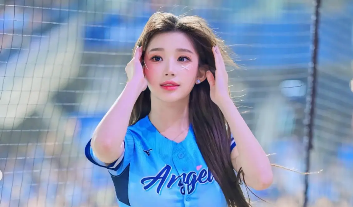 ▲李珠珢（如圖）被指「非C位不站」引發討論，有球迷拍到某次啦啦隊拍照環節，李珠珢站在最角落，隊友檸檬見狀拉她往中間靠近，李珠珢卻面無表情拒絕，似乎是刻意為了給學姐讓位。（圖／李珠珢IG）