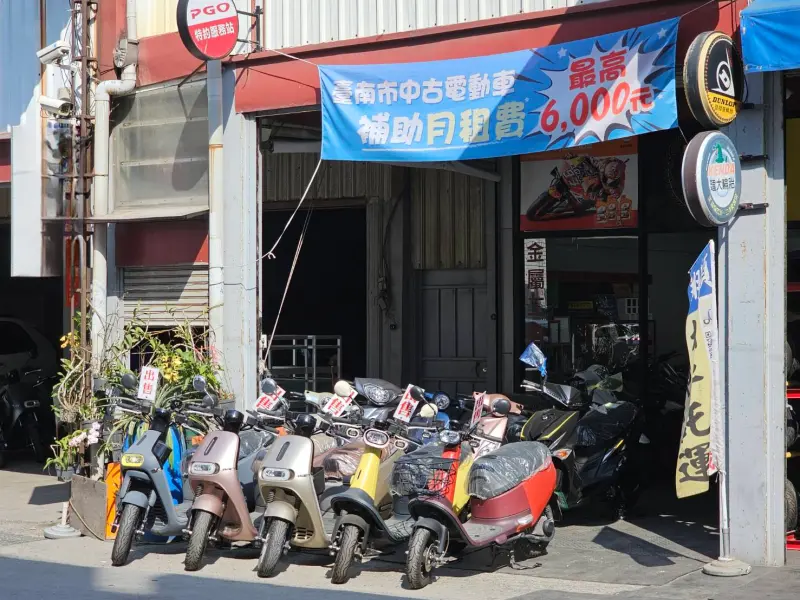 ▲現在台南市不管是買新車還是二手電動機車，都有機會申請補助，還能分擔月租費，輕鬆省荷包！不過，申請補助後，車子要綁約三年，不能把車輛異動轉到外縣市。(圖／南市府提供）