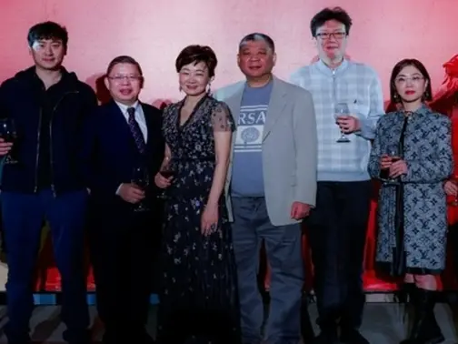 ▲愛山林董事長祝文宇（右3）全家涉炒股，複訊後祝文宇、妻張瀛珠（左3）及獨子祝藝一家三口交保金高達1900萬元。（圖／甲山林集團官網）