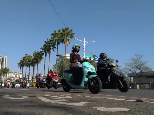 ▲補助對象不限親屬關係,包含家人、朋友,只要人跟車都設籍在台南市就符合資格!只要準備好購車發票或買賣契約、切結書,還有電池租賃的資費方案,就可申請,後續依審查狀況和發布住。(圖/南市府提供) ▲補助對象不限親屬關係,包含家人、朋友,只要人跟車都設籍在台南市就符合資格!只要準備好購車發票或買賣契約、切結書,還有電池租賃的資費方案,就可申請,後續依審查狀況和發布住。(圖/南市府提供)