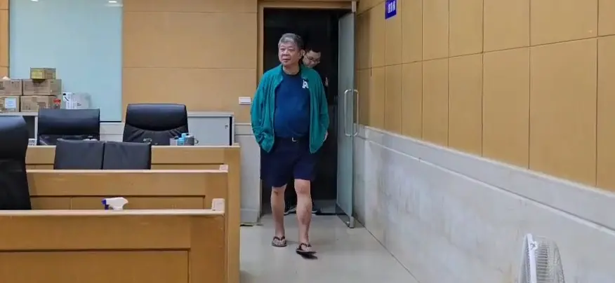 ▲甲山林集團董事長祝文宇涉嫌炒股交保，穿人字拖和短褲走出法警室。（圖／翻攝畫面）