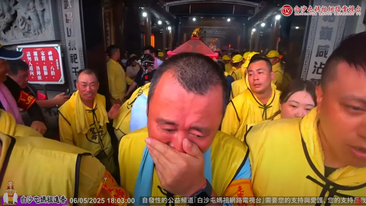 ▲白沙屯媽祖香擔組與頭旗車，昨日爬山路才與神轎會合，入廟後香擔組大哥爆哭的畫面引起討論，《寶島神很大》主持人柯大堡也曝光香擔組好友的心聲。（圖／白沙屯媽祖網路電視台YouTube）