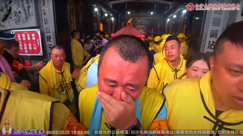 白沙屯媽祖香擔大哥爆哭！肩扛香火爬山路　「真實心聲」感動萬人