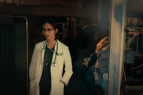 ▲張鈞甯飾演這位心力交瘁的醫師表現極度出色。（圖／瀚草文創提供）